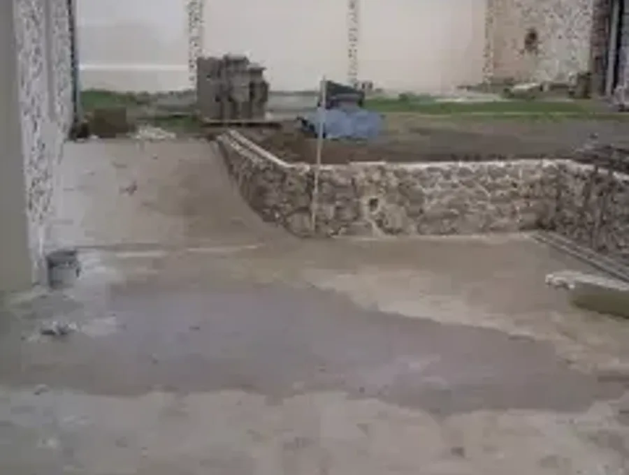Prace przy murach, bramie i kominie